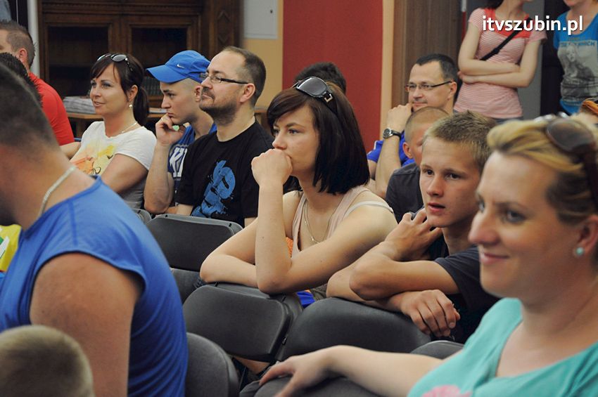 Piłkarze Zawiszy Bydgoszcz z Pucharem Polski w Szubinie