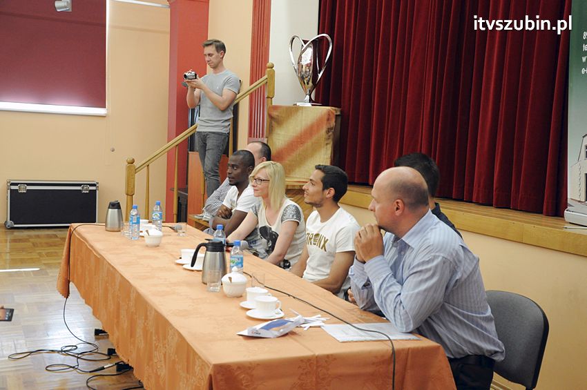 Piłkarze Zawiszy Bydgoszcz z Pucharem Polski w Szubinie