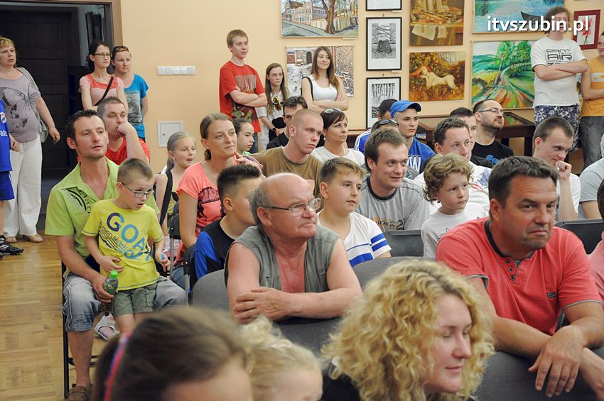 Piłkarze Zawiszy Bydgoszcz z Pucharem Polski w Szubinie