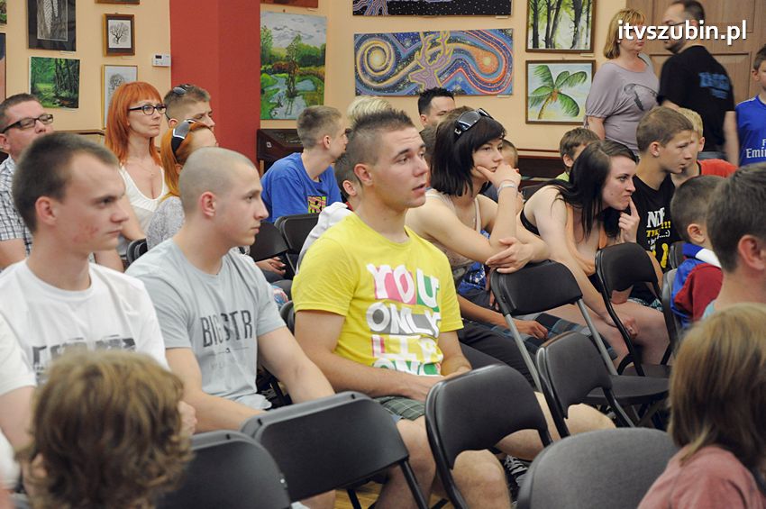 Piłkarze Zawiszy Bydgoszcz z Pucharem Polski w Szubinie