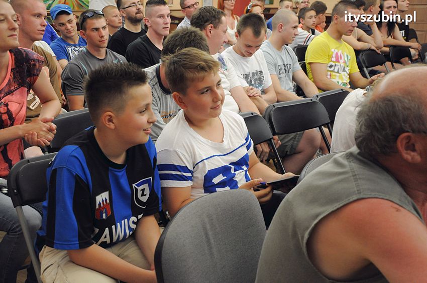 Piłkarze Zawiszy Bydgoszcz z Pucharem Polski w Szubinie