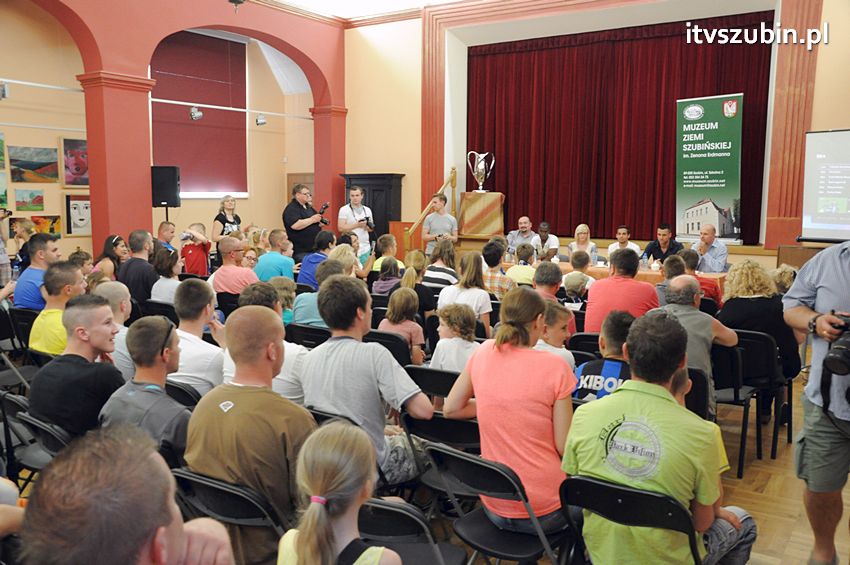 Piłkarze Zawiszy Bydgoszcz z Pucharem Polski w Szubinie