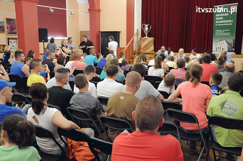 Piłkarze Zawiszy Bydgoszcz z Pucharem Polski w Szubinie