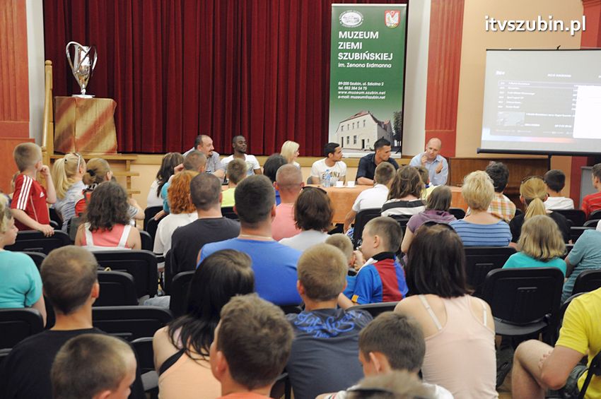 Piłkarze Zawiszy Bydgoszcz z Pucharem Polski w Szubinie