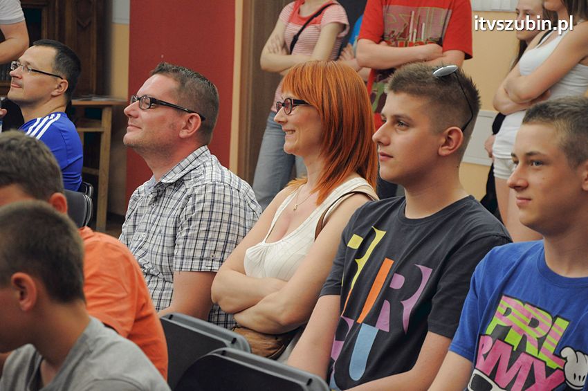 Piłkarze Zawiszy Bydgoszcz z Pucharem Polski w Szubinie