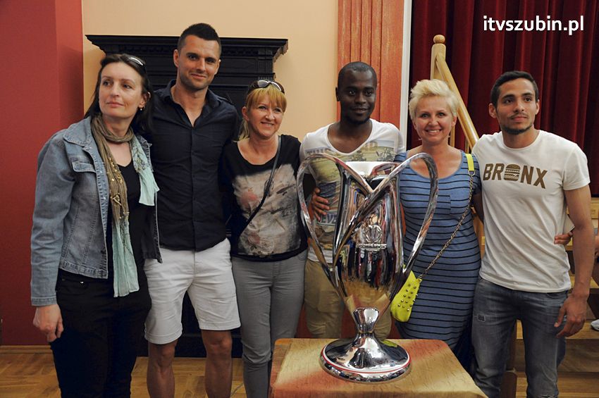 Piłkarze Zawiszy Bydgoszcz z Pucharem Polski w Szubinie