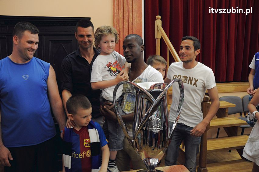 Piłkarze Zawiszy Bydgoszcz z Pucharem Polski w Szubinie