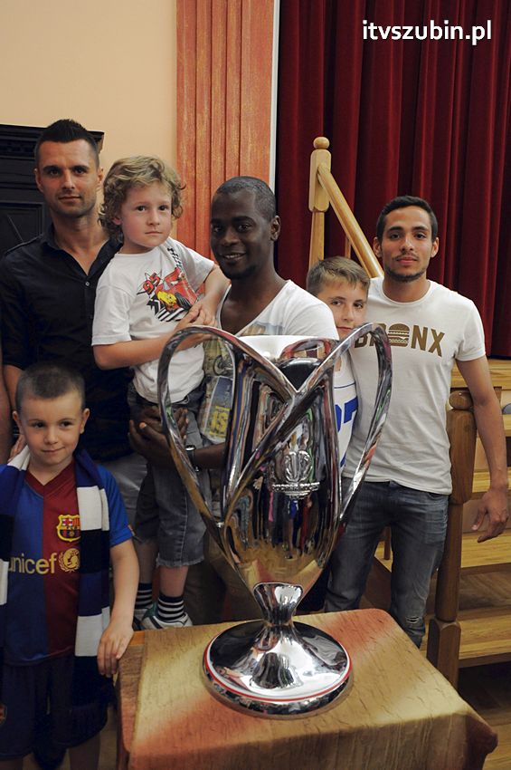 Piłkarze Zawiszy Bydgoszcz z Pucharem Polski w Szubinie