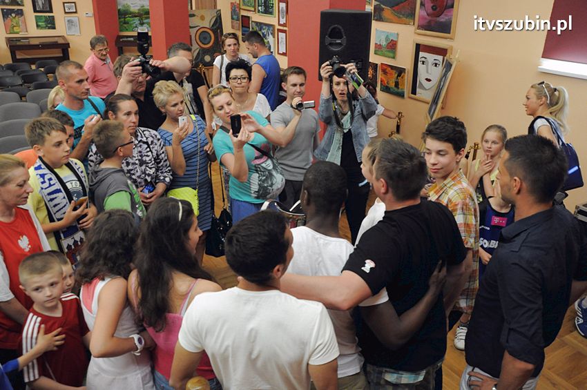 Piłkarze Zawiszy Bydgoszcz z Pucharem Polski w Szubinie