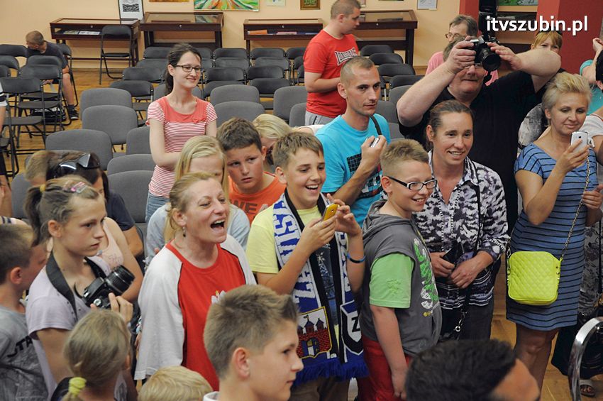 Piłkarze Zawiszy Bydgoszcz z Pucharem Polski w Szubinie