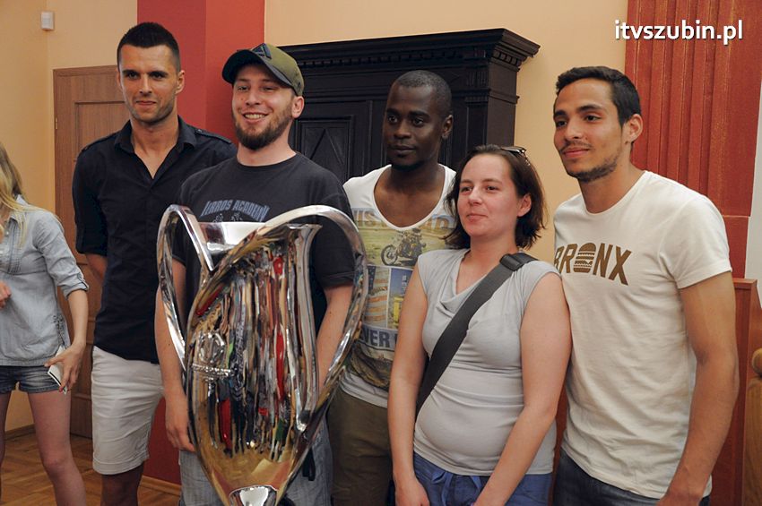 Piłkarze Zawiszy Bydgoszcz z Pucharem Polski w Szubinie