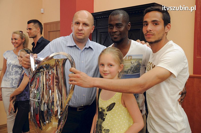 Piłkarze Zawiszy Bydgoszcz z Pucharem Polski w Szubinie