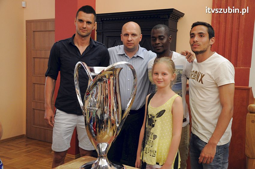 Piłkarze Zawiszy Bydgoszcz z Pucharem Polski w Szubinie