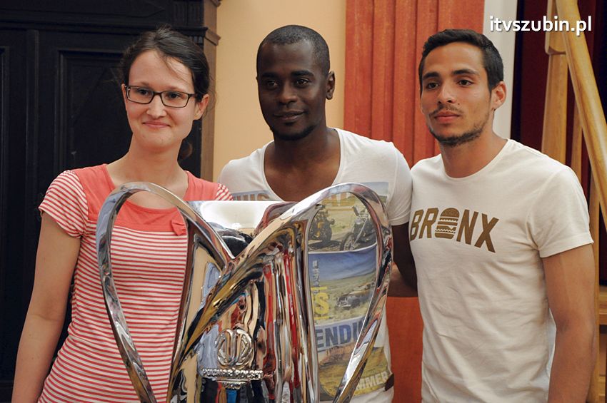 Piłkarze Zawiszy Bydgoszcz z Pucharem Polski w Szubinie