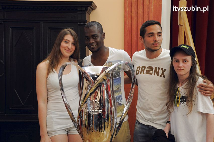 Piłkarze Zawiszy Bydgoszcz z Pucharem Polski w Szubinie