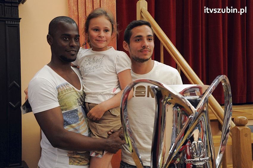 Piłkarze Zawiszy Bydgoszcz z Pucharem Polski w Szubinie