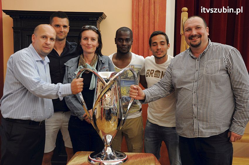 Piłkarze Zawiszy Bydgoszcz z Pucharem Polski w Szubinie