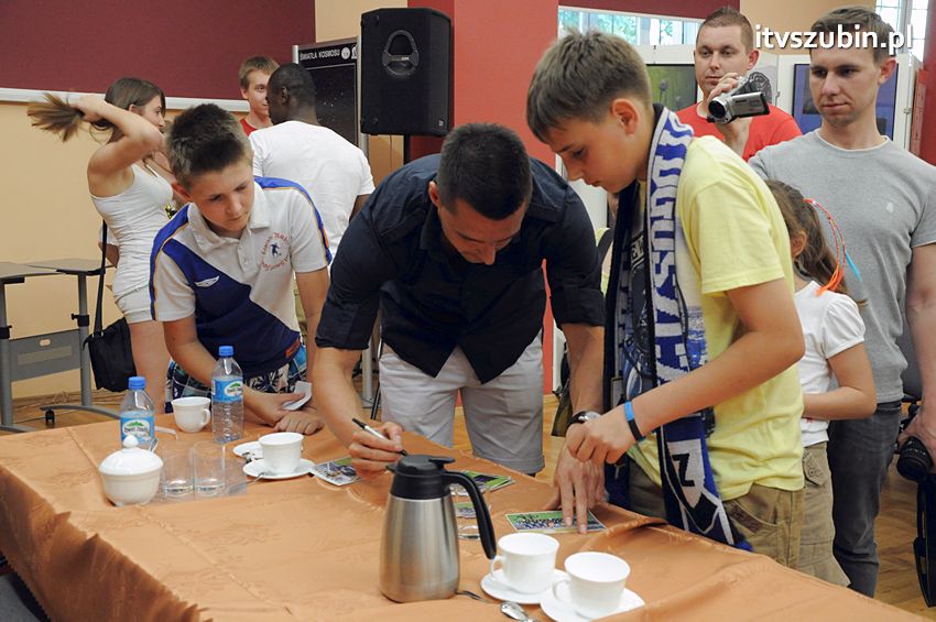 Piłkarze Zawiszy Bydgoszcz z Pucharem Polski w Szubinie