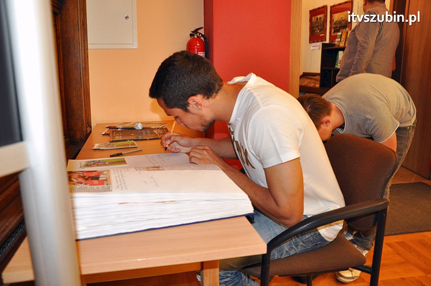 Piłkarze Zawiszy Bydgoszcz z Pucharem Polski w Szubinie