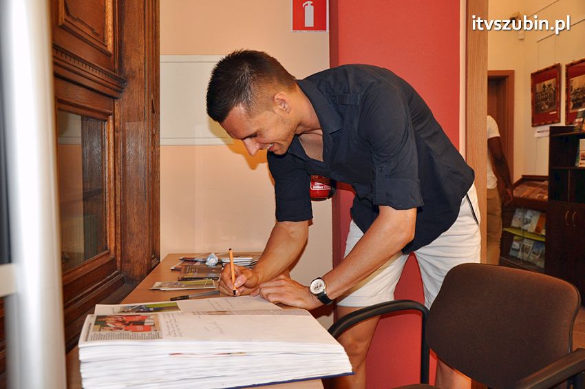 Piłkarze Zawiszy Bydgoszcz z Pucharem Polski w Szubinie