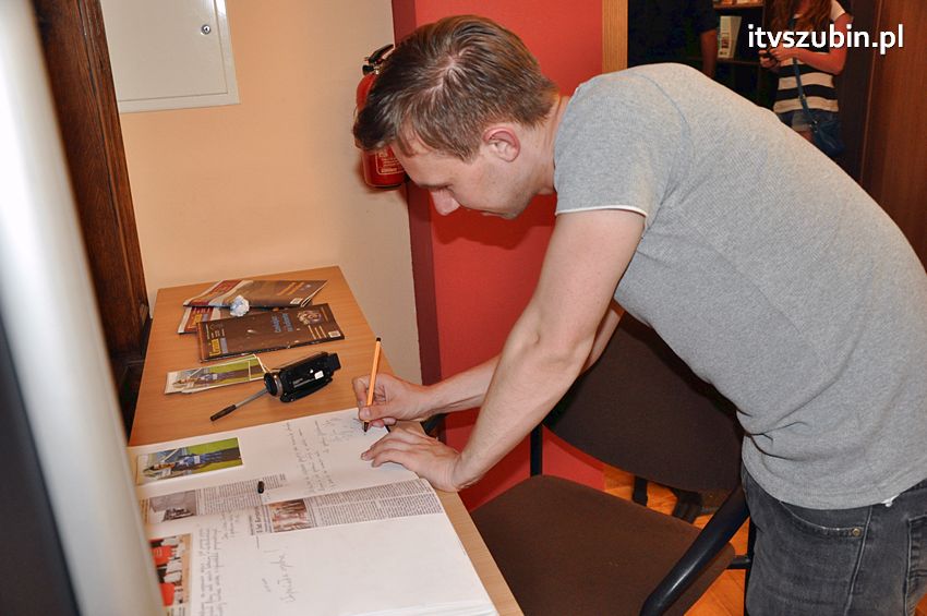 Piłkarze Zawiszy Bydgoszcz z Pucharem Polski w Szubinie