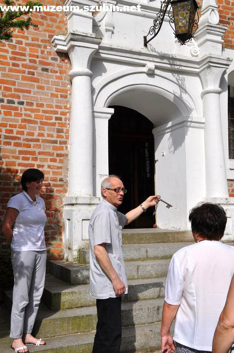 Dwory i pałace w życiu lokalnych społeczności