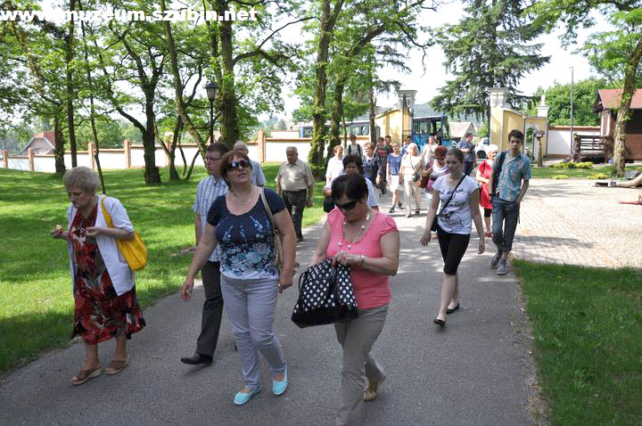 Dwory i pałace w życiu lokalnych społeczności
