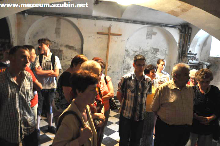 Dwory i pałace w życiu lokalnych społeczności