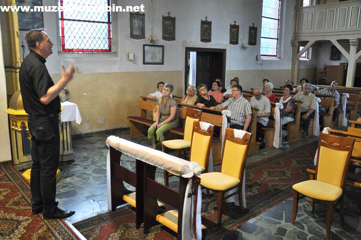 Dwory i pałace w życiu lokalnych społeczności