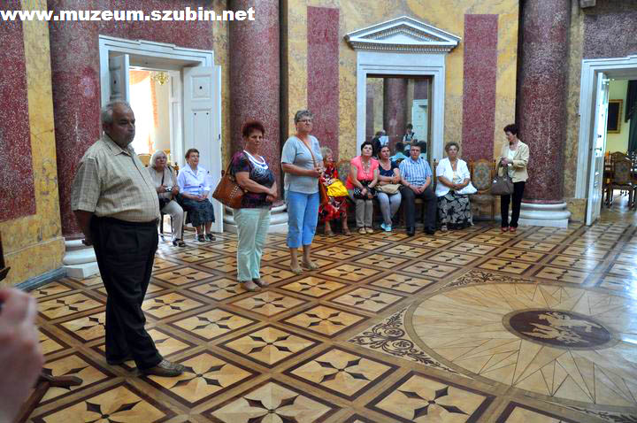 Dwory i pałace w życiu lokalnych społeczności