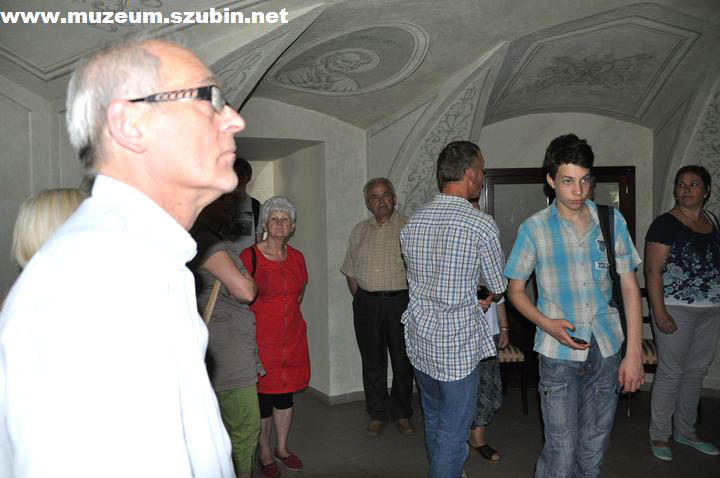 Dwory i pałace w życiu lokalnych społeczności