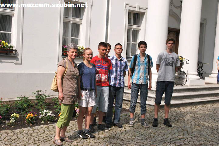 Dwory i pałace w życiu lokalnych społeczności