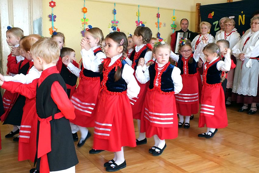 Młodzi mieszkańcy gminy tańczą w zespole wokalno ? tanecznym Pałuczaczki w Samorządowym Przedszkolu nr 2 w Szubinie