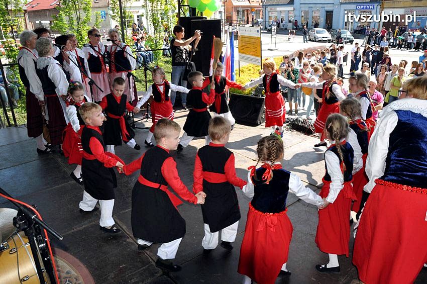 Młodzi mieszkańcy gminy tańczą w zespole wokalno ? tanecznym Pałuczaczki w Samorządowym Przedszkolu nr 2 w Szubinie