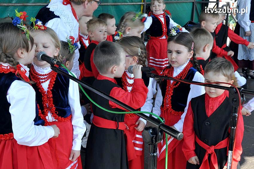 Młodzi mieszkańcy gminy tańczą w zespole wokalno ? tanecznym Pałuczaczki w Samorządowym Przedszkolu nr 2 w Szubinie