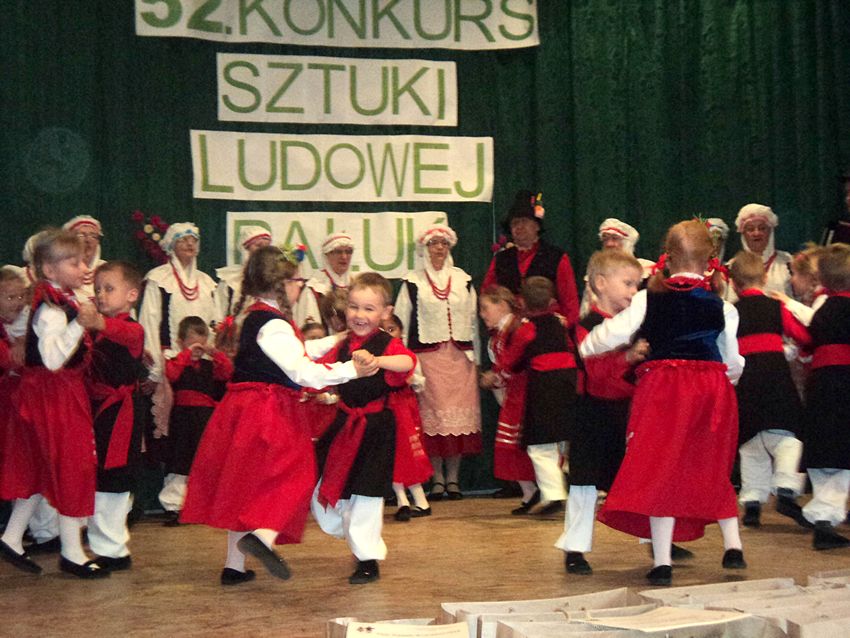 Młodzi mieszkańcy gminy tańczą w zespole wokalno ? tanecznym Pałuczaczki w Samorządowym Przedszkolu nr 2 w Szubinie