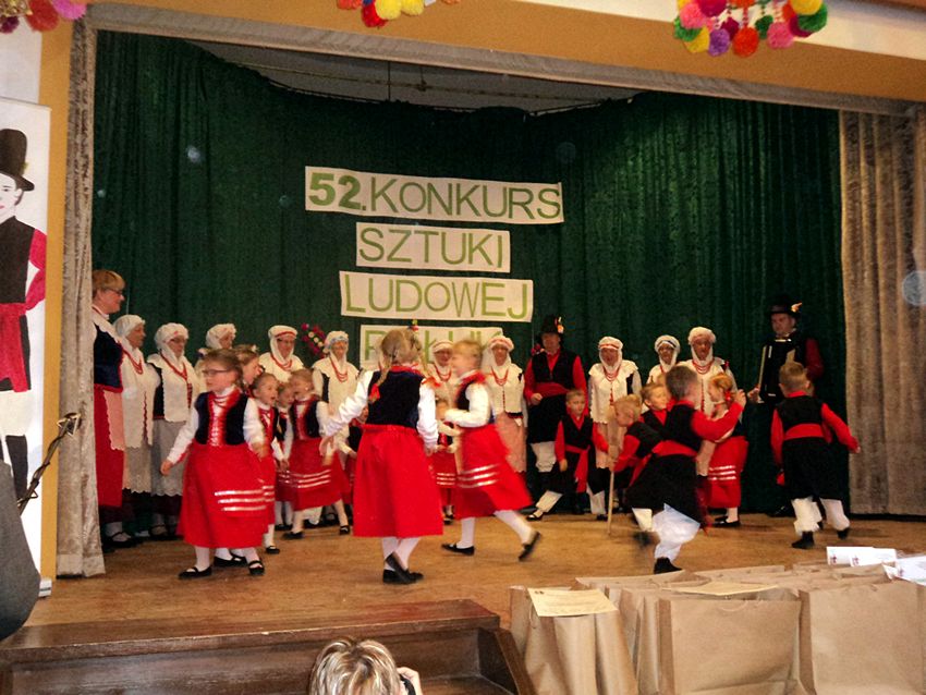 Młodzi mieszkańcy gminy tańczą w zespole wokalno ? tanecznym Pałuczaczki w Samorządowym Przedszkolu nr 2 w Szubinie