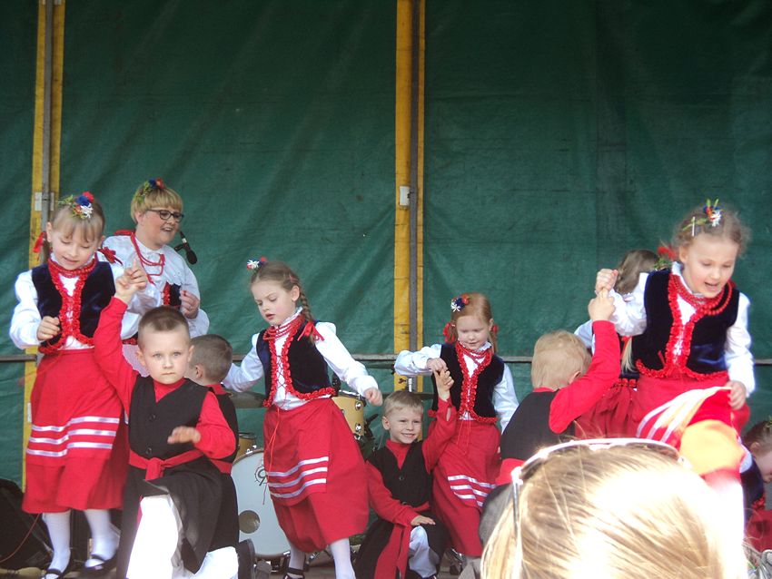 Młodzi mieszkańcy gminy tańczą w zespole wokalno ? tanecznym Pałuczaczki w Samorządowym Przedszkolu nr 2 w Szubinie