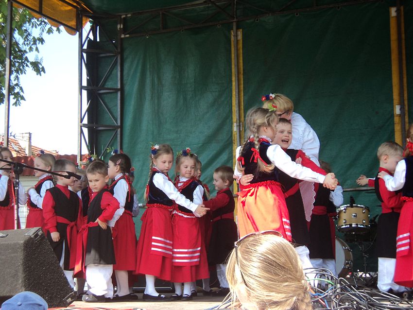 Młodzi mieszkańcy gminy tańczą w zespole wokalno ? tanecznym Pałuczaczki w Samorządowym Przedszkolu nr 2 w Szubinie