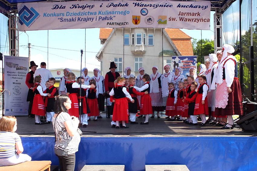 Młodzi mieszkańcy gminy tańczą w zespole wokalno ? tanecznym Pałuczaczki w Samorządowym Przedszkolu nr 2 w Szubinie