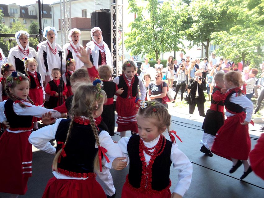 Młodzi mieszkańcy gminy tańczą w zespole wokalno ? tanecznym Pałuczaczki w Samorządowym Przedszkolu nr 2 w Szubinie