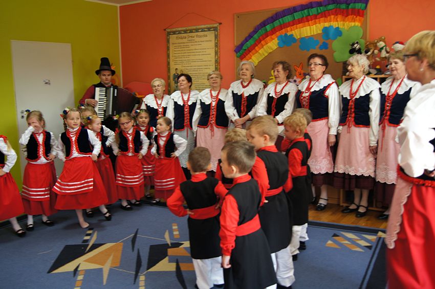 Młodzi mieszkańcy gminy tańczą w zespole wokalno ? tanecznym Pałuczaczki w Samorządowym Przedszkolu nr 2 w Szubinie