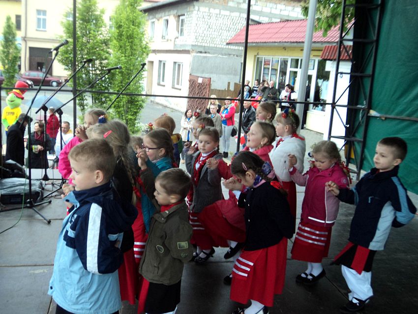 Młodzi mieszkańcy gminy tańczą w zespole wokalno ? tanecznym Pałuczaczki w Samorządowym Przedszkolu nr 2 w Szubinie