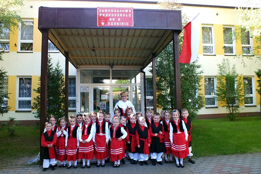 Młodzi mieszkańcy gminy tańczą w zespole wokalno ? tanecznym Pałuczaczki w Samorządowym Przedszkolu nr 2 w Szubinie