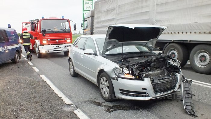 Kolizja z udziałem trzech samochodów na krajowej dziesiątce