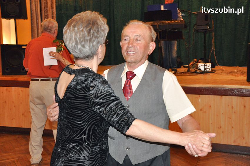 Seniorzy w tanecznych rytmach