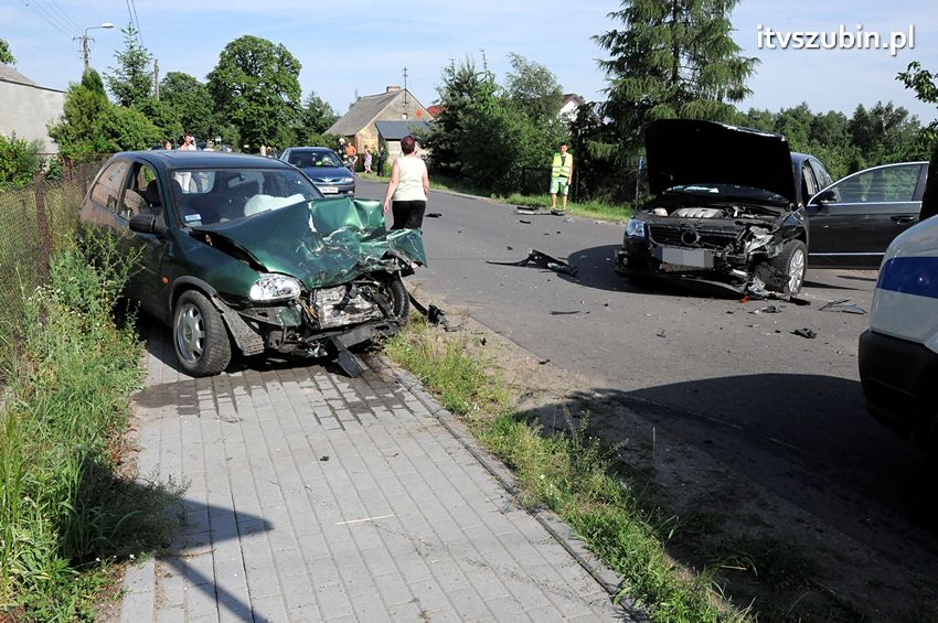 Zderzenie dwóch samochodów osobowych w Turze