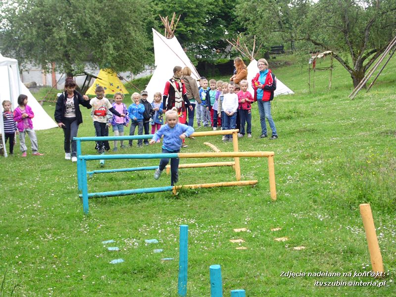Przedszkolaki z Turu w wiosce indiańskiej
