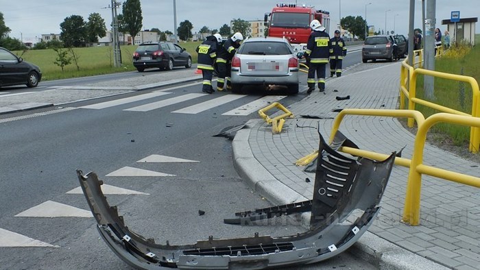 Zderzenie samochodów w Lubaszczu, dwie osoby trafiły do szpitala