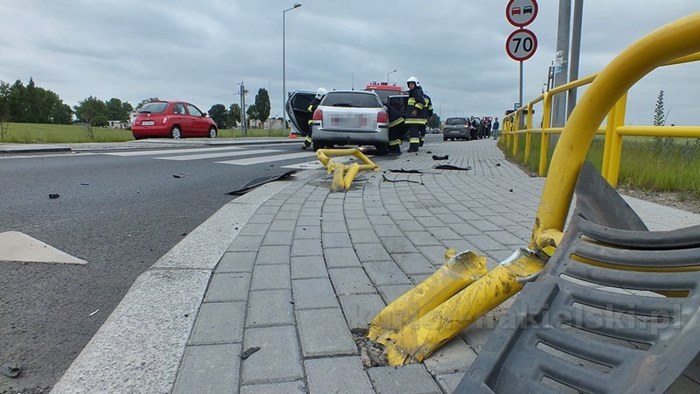 Zderzenie samochodów w Lubaszczu, dwie osoby trafiły do szpitala